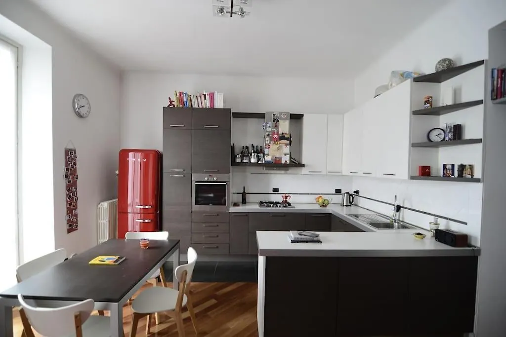 Quiet & Bright In A Sparkly District! Apartment Milan