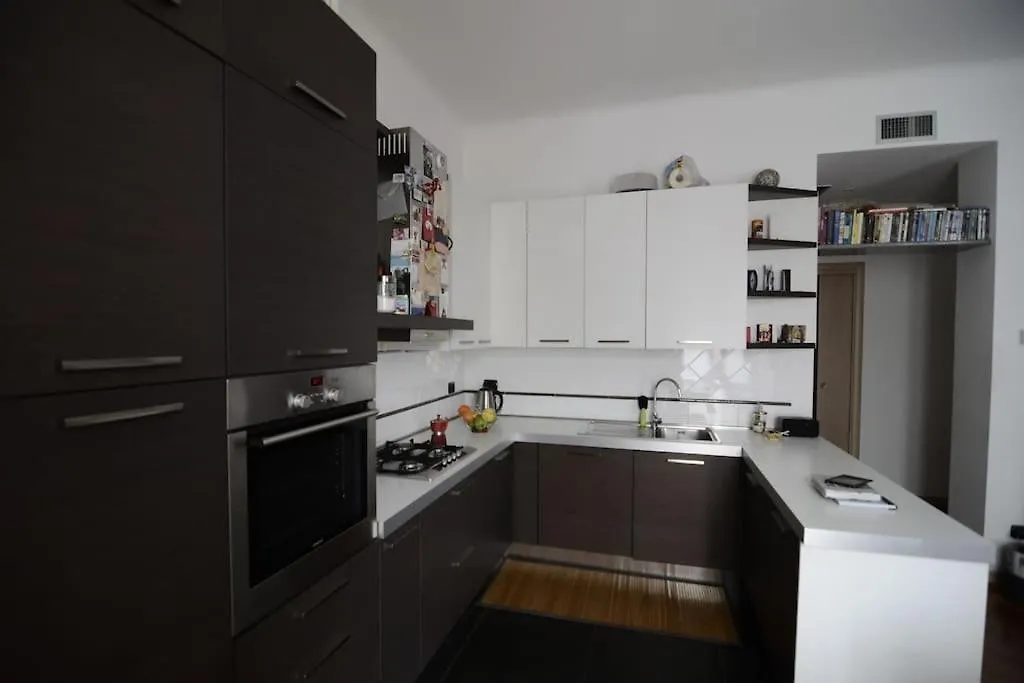 Quiet & Bright In A Sparkly District! Apartment Milan